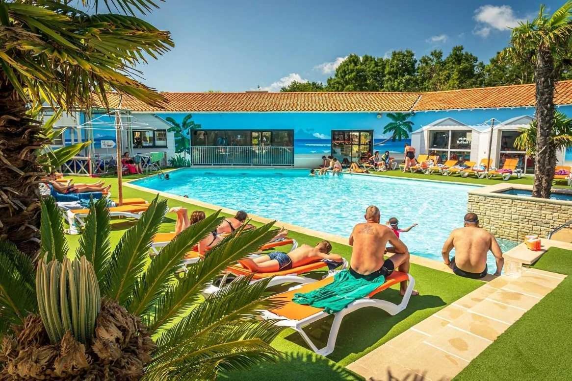 Camping 4 Etoiles - Parc Aquatique - Eei0Fi Saint-Georges-d'Oleron Eksteriør bilde